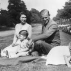Jugando con sus hijos Carlos y Ana en 1951.