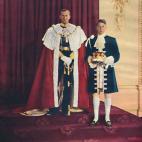 Con su paje tras la coronación de Isabel II.