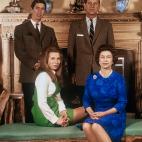 En el salón del Palacio de Sandringham con sus hijos Ana y Carlos en 1970.