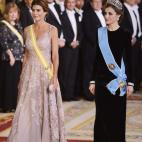 En la cena de gala en honor al presidente Mauricio Macri y su esposa, Juliana Awada, en la que lució por primera vez joyas de pasar de la Casa Real, en concreto la simbólica tiara Flor de Lis.