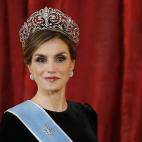 En la cena de gala en honor al presidente Mauricio Macri y su esposa, Juliana Awada, en la que lució por primera vez joyas de pasar de la Casa Real, en concreto la simbólica tiara Flor de Lis.