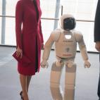 Durante la visita al Museo Nacional de Ciencias e Innovaci&oacute;n (Miraikan) de Tokio, donde los Reyes fueron recibidos por el robot Asimo.