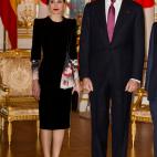 En un encuentro con el primer ministro Shinzo Abe y su esposa, Akie Abe, en Tokio. Letizia visti&oacute; un dise&ntilde;o de inspiraci&oacute;n oriental de Giorgio Armani Priv&eacute; de 2011 y llev&oacute; unos pendientes de diamantes y rub&ia...