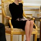 En un encuentro con el primer ministro Shinzo Abe y su esposa, Akie Abe, en Tokio. Letizia visti&oacute; un dise&ntilde;o de inspiraci&oacute;n oriental de Giorgio Armani Priv&eacute; de 2011 y llev&oacute; unos pendientes de diamantes y rub&ia...