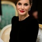 En un encuentro con el primer ministro Shinzo Abe y su esposa, Akie Abe, en Tokio. Letizia visti&oacute; un dise&ntilde;o de inspiraci&oacute;n oriental de Giorgio Armani Priv&eacute; de 2011 y llev&oacute; unos pendientes de diamantes y rub&ia...