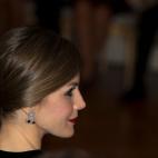 En un encuentro con el primer ministro Shinzo Abe y su esposa, Akie Abe, en Tokio. Letizia visti&oacute; un dise&ntilde;o de inspiraci&oacute;n oriental de Giorgio Armani Priv&eacute; de 2011 y llev&oacute; unos pendientes de diamantes y rub&ia...