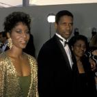 Washington estuvo nominado en 1988 por Grita libertad, pero sus primeras fotos en la gala son de 1990 (aquí con su esposa, Pauletta, y su madre, Lynne). Ese año lo ganó por Tiempos de gloria. En 2017 está nominado como Mejor actor protagon...