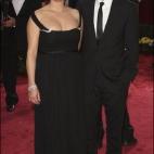 La primera foto es de 2002, con Casey Affleck y su entonces novia, la actriz Summer Phoenix, pisando solamente la alfombra de la fiesta de Vanity Fair. Esta segunda es de 2008, con la primera nominación de Affleck por El asesinato de Jesse Jame...