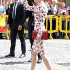 En Las Palmas, en su primera visita oficial a Canarias como Reyes de Espa&ntilde;a. Con vestido de Carolina Herrera.