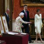 El duque de Edimburgo, la reina Letizia, Felipe VI e Isabel II en el palacio de Buckingham, en la visita oficial al Reino Unido de los reyes de Espa&ntilde;a.
