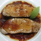 La carne se macera en coñac antes de cocinarla para que quede más jugosa y sabrosa. Aquí puedes ver la receta completa en Cookpad.