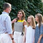 La reina Letizia y el rey Felipe VI con sus hijas Leonor y Sof&iacute;a en el posado de verano en el palacio de Marivent, en Palma de Mallorca.