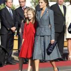 En el desfile de las Fuerzas Armadas celebrado en Madrid, junto a sus hijas, Leonor y Sof&iacute;a.