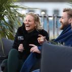 Risas sin mascarilla en Londres este lunes