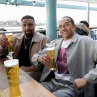 Jordan Banjo y Perri Kiely, posando con su 'refresco'