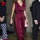 En la entrega de premios Mariano de Cavia, Luca de Tena y Mingote, vestida al completo con prendas y complementos espa&ntilde;oles.