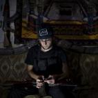 Abu Yassin sujeta su AK-47 en Alepo, Siria.