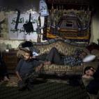 Combatientes de la oposición descansan en Alepo.