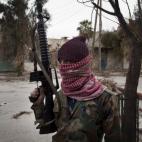 Un rebelde sirio toma posición en el distrito de Hanano, al norte de la ciudad de Alepo (Siria).
