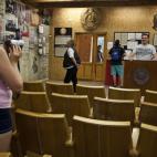 Un hombre posa en el atril desde el que se interviene en las reuniones.