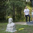 Padre e hijo posan para una foto en el parque.