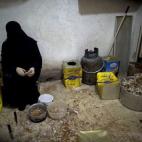Una mujer siria cocina para gente pobre durante el segundo día del mes del Ramadán en Alepo.