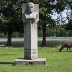 Una llama detrás de una de las esculturas ubicadas en la entrada del parque.