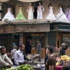 Vestidos de novia expuestos en un mercado el 14 de septiembre de 2013 en Alepo (Siria).