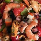 Para este plato solo hacen falta mejillones, gambas, pulpo, pimientos, tomate, palitos de cangrejo y aceitunas. Consulta c&oacute;mo prepararlo en Cookpad.