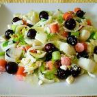 Esta ensalada es sencill&iacute;sima y mezcla salchichas, fruta y queso feta que, si es demasiado fuerte, se puede sustituir por queso blanco. Aprende a prepararla aqu&iacute;.