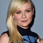 Lo que más te favorece es raya en medio o a un lado (como Kirsten Dunst), pero muy caída. Las dos opciones crean un efecto óptico de largura capilar que enmarca la cara y resta redondez.