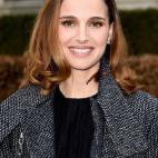 En rostros muy equilibrados, en forma ovalada, como el de Natalie Portman, no hay que elegir. Le sienta bien la raya en medio, a un lado y muy ladeada. ¡Pon a prueba tu imaginación!