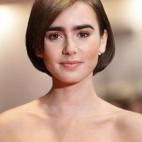 Si tienes los pómulos altos y la barbilla puntiaguda, lo que se conoce como un rostro en forma de corazón similar al de la actriz Lily Collins, tu raya perfecta es la que cae a un lado, más cerca de la oreja que del pico de viuda. Es complica...