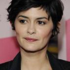 ¿Tienes poca frente, como Audrey? Seguramente tu cara sea romboide. Lo mejor en estos casos, evitar la raya en medio. Siempre a un lado y, mejor aún si te peinas dando volumen a la raíz.