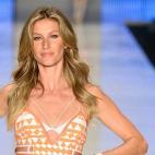 Cuando tu cara es rectangular, como la de Gisele Bündchen, es innegociable: raya en medio. Eso sí, nada de melenas de una pieza. Lo que más dispara los pómulos y resalta la mandíbula es hacer capas, capas y más capas, como la modelo brasileña.