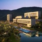 La soleada región de Sanya, al sur de China, se ha montado un espectacular resort de la cadena Park Hyatt. Además de un spa propio del Síndrome de Stendhal, cuenta con piscina de arena blanca privada y reserva de corales. Sin duda el paraíso...