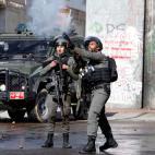 5c8a4276240000f404a2d7c0