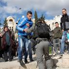 5c8a427d360000ba1a6b3d0d