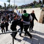 5c8a427d240000f404a2d7cc