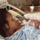 "Me dijeron que no tenía muchas posibilidades de quedarme embarazada y, si lo conseguía, podía tener un aborto. Me pasé todo el embarazo intentando ser positiva y aún así, estar preparada para lo peor. Y ahora, cuando la tengo en brazos, t...