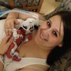 "Tuve a mi hijo a las 25 semanas. Pesaba 794 gramos y medía 30 centímetros. Pude cogerlo 72 horas después de su nacimiento. ¡Mi primer pensamiento fue intentar no llorar hasta después de la foto! Mi corazón estaba tan lleno de emociones y ...