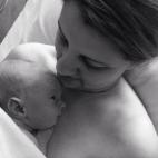 "Me quedé mirando a ese pequeño ser, un ser que es mitad de mi marido y mitad de mí y me di cuenta de que nunca podría amar más a nada en el mundo que a ese precioso niño. No recuerdo muy bien el parto, pero cuando lo tumbé sobre mí, pie...