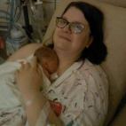 "La primera vez que cogí a Eleanor ella tenía dos días. Nació seis semanas pronto y todo lo que podía pensar era "'Sigue luchancho, pequeña!"