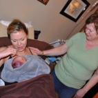 "Este es mi primer bebé y mi madre, que hizo de comadrona. Ella murió cuando él tenía tres semanas, así que esta fotografía es como un tesoro. Mi hijo vino al mundo gracias a la misma partera que me tuvo a mí, fue como cerrar el círculo....