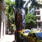 Un cartel roto que pide el 'NO' .