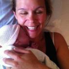 "¡Alivio! Tenía una vía intravenosa, pero no dio tiempo a conectarla a nada. Ella nació sin médicos en la Semana Santa de 2011, con dos semanas de adelanto y tras un parto de 30 minutos. Fue uno de los mejores cuatro días de mi vida".