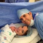 "... ¡y ya somos tres! Es increíble cómo puedes enamorarte de alguien tan rápido. El tercer trimestre fue de entradas y salidas al hospital, pero finalmente pudimos conocerla exactamente el día en el que se suponía que nacería. ¡Amamos a...