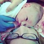 "Me hicieron una cesárea de urgencia y lo que pensaba mientras me hacían esta foto es que sólo quería que mi hijo estuviera cómodo y seguro. Él acababa de sufrir mucho para estar de repente en un mundo brillante, ruidoso y frío, así que ...