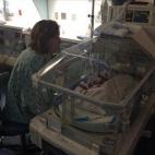 "Nació a las 28 semanas y la primera vez que pude verlo, a las nueve horas de dar a luz, pesaba 765 gramos. Lo primero que pensé fue lo pequeño que era y, honestamente, si conseguiría sobrevivir. Nunca lo olvidaré. ¡Ahora es un niño feliz...