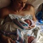 "Así que así es como se sostiene a dos gemelos para una foto".